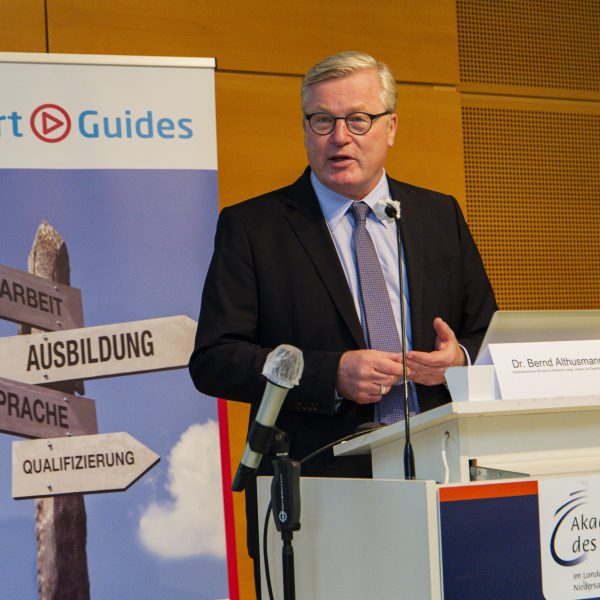 „Start Gui­des“ – Fach­tag: Was sind die aktu­el­len Her­aus­for­de­run­gen für die Arbeits­markt­in­te­gra­ti­on von Geflüch­te­ten in Niedersachsen?